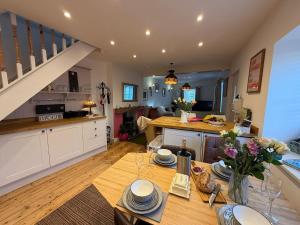 een keuken en een woonkamer met een tafel en een aanrecht bij Half Pint Cottage in Uplyme