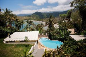a resort with a swimming pool and a beach at Casa com Vista para a Praia e Área Gourmet in São Sebastião