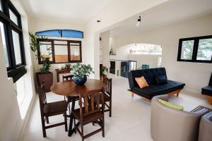 a living room with a table and chairs at Casa com Vista para a Praia e Área Gourmet in São Sebastião