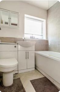 Koupelna v ubytování Tastefully Finished 2 Bedroom holiday & Short let cottage in Greater Manchester + 17 fotografií