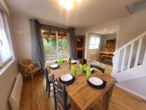 una sala da pranzo con tavolo e sedie in legno di Chalet Claree a Val des Pres a Le Rosier