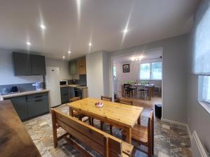 una cucina e una sala da pranzo con un tavolo di legno di Chalet Claree a Val des Pres a Le Rosier Altre 5 foto