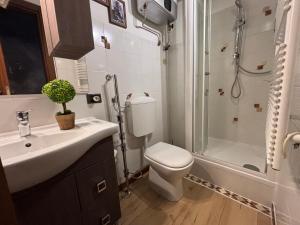 Koupelna v ubytování Castle Stay - A Magic Retreat + 64 fotografií