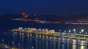 un muelle con barcos en el agua por la noche en Hotel Biarritz, en Tánger