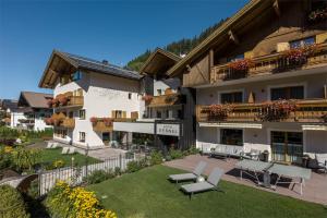 un grande edificio con patio e cortile di Hotel Vernel a Santa Cristina in Val Gardena