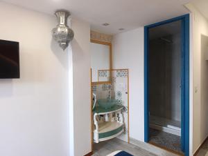 Телевизор и/или развлекательный центр в Al-Andalus hause a 9min. del centro en metro +4 фотографии