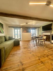 Телевизор и/или развлекательный центр в A l'ombre de la Tour