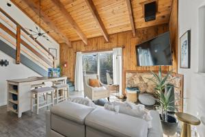 a living room with a couch and a table at HNC0691 - Tramway Treat home in Summit Village +36 photos