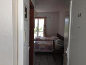 Giường trong phòng chung tại Gikas Apartments Triple Studio Sea View B6