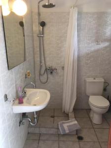Phòng tắm tại Gikas Apartments Triple Studio Sea View B6
