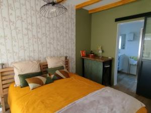 Ένα ή περισσότερα κρεβάτια σε δωμάτιο στο Chambre Nature Gould'Oie Zen