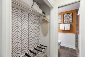 bagno con servizi igienici e specchio di Nashville Downtown Condo -788 a Nashville Altre 44 foto