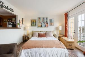 una camera da letto con un letto e una grande finestra di Nashville Downtown Condo -788 a Nashville