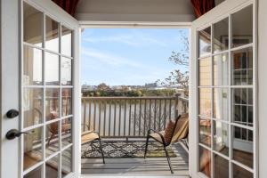 una porta aperta su un balcone con sedia di Nashville Downtown Condo -788 a Nashville