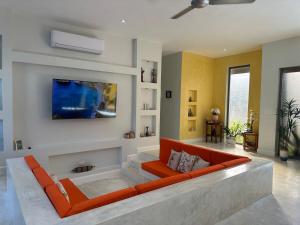 Телевизор и/или развлекательный центр в Villa Olam - 9 pax, 4 min de la playa