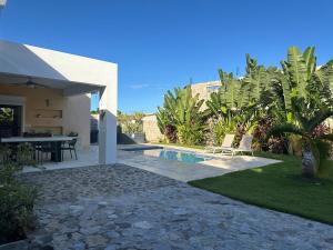 Бассейн в Villa Olam - 9 pax, 4 min de la playa или поблизости