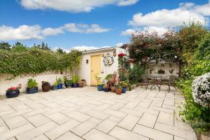 Un jardín fuera de 4 bed private semi-detached,