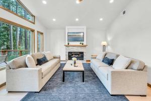 Posezení v ubytování Tahoe City Retreat - Creekside Deck & Hot Tub