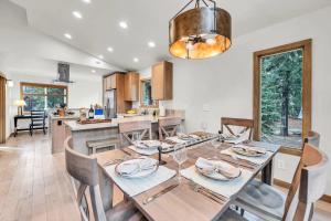 Kuchyň nebo kuchyňský kout v ubytování Tahoe City Retreat - Creekside Deck & Hot Tub