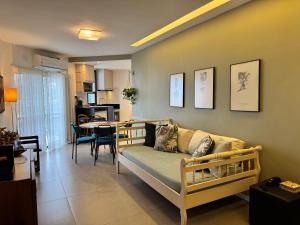 a living room with a couch and a table at Flat Maravilhoso Copacabana (BestHostRio) in Rio de Janeiro