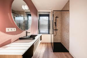 Et badeværelse på Spacious 5-room house near Brussels with private parking + 47 billeder