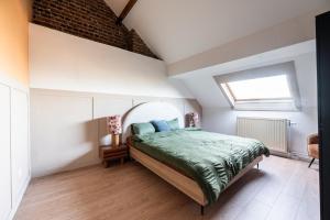 En eller flere senge i et værelse på Spacious 5-room house near Brussels with private parking