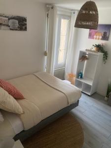 Ένα ή περισσότερα κρεβάτια σε δωμάτιο στο Superbe Appartement Proche Paris