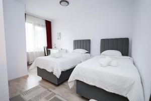 Postel nebo postele na pokoji v ubytování Family Hotel Alex + 25 fotografií