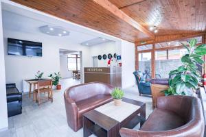 Una televisión o centro de entretenimiento en Family Hotel Alex