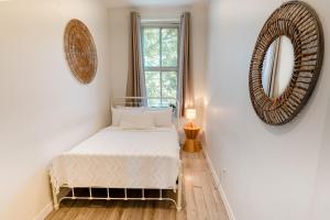 a small bedroom with a bed and a mirror at AFRICA - SelfCheckIn - Plateau - St-Laurent in Montréal