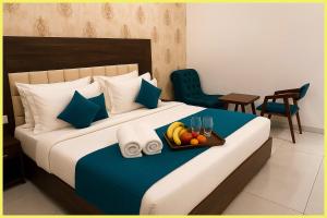 Una habitación de hotel con una cama con una bandeja de fruta encima. en SEA VIEW from rooftop HOTE S NIWAS ! PURI near Swargadwar - Golden Beach - Jagannath Temple - Parking - Fully Air Conditioning Rooms - BEST HOTEL IN PURI, en Puri