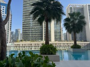 uma vista para uma cidade com palmeiras e edifícios em The Sterling 4 sleep with AC parking and pool em Sabkhah