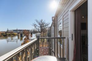 Вид на реку недалеко от апартаментов/квартиры