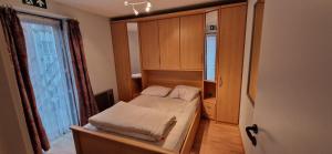 Ένα ή περισσότερα κρεβάτια σε δωμάτιο στο Paradis Zeedijk 4