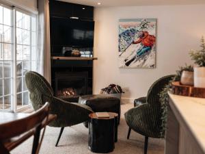 Una sala de estar con dos sillas y una chimenea. en Mountain Escape Ski-In Ski-Out Laurentians, en Saint-Faustin 26 fotos más