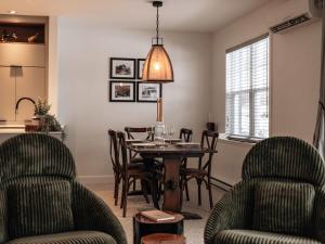 Un comedor con mesa y sillas en Mountain Escape Ski-In Ski-Out Laurentians, en Saint-Faustin