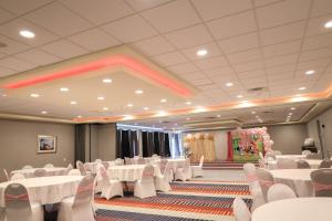 Garner Hotel Glen Burnie BWI Airport Area by IHG في غلين بورني: قاعة حفلات بها طاولات وكراسي بيضاء +19 صورة