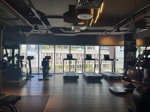 uma academia com esteiras e máquinas em uma sala em The Sterling 4 sleep with AC parking and pool em Sabkhah