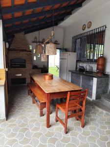 Η κουζίνα ή μικρή κουζίνα στο Chalés Nossa Casa Boraceia