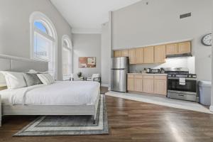 a bedroom with a large bed and a kitchen at Relaxing studio perfect for extended visits in New Haven +14 photos