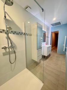 Ванная комната в Maison 6 couchages proche TRAM D