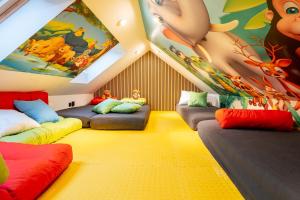 een kamer met banken en schilderijen aan het plafond bij Brunova Vila in Plavy