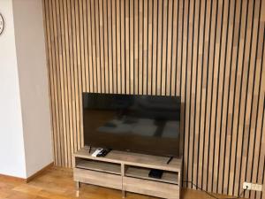 TV de pantalla plana en una pared de madera en Kisteberglia, en Stavanger