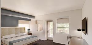 Giường trong phòng chung tại The Lantern Hotel Columbia