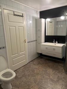 Un baño con un inodoro blanco y un lavabo. en Kisteberglia, en Stavanger