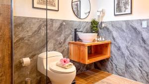 Baðherbergi á Hare Mahalo +13 myndir