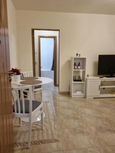 a living room with a table and a television at Iza Suite in Craiova