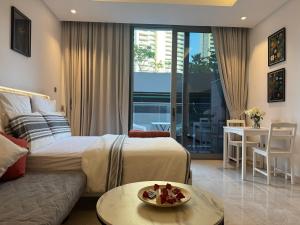 um quarto de hotel com uma cama e uma sala de estar em The Sterling 4 sleep with AC parking and pool em Sabkhah mais 27 fotografias