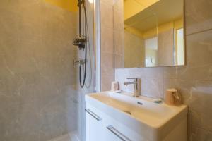 Un baño de Hôtel Du Port