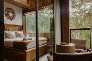 um quarto com uma cama e uma janela grande em Palmar Beach Lodge em Bocas Town mais 38 fotografias